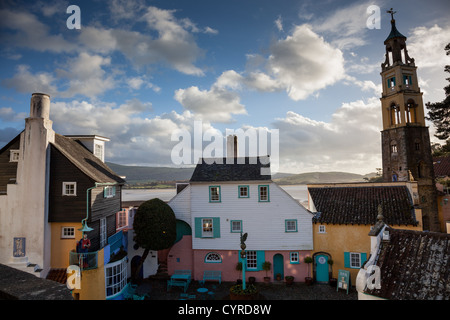 Das Zollhaus, Batterie und Glockenturm Portmeirion, in der Nähe von Portmadog, Gwynedd, Wales Stockfoto