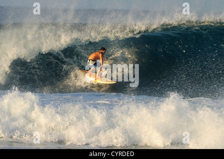 Mexiko, Oaxaca, Puerto Escondido, einzelne Surfer in Aktion auf einer brechenden Welle im Pazifik Beach Resort. Stockfoto