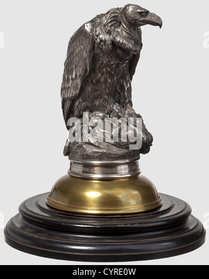 Hermann Göring - Wolfram von Richthofen,EINE Präsentationstasse ein versilberter Jagdtasse mit Guillierresten.EIN Geier auf einem Felsen, der einen Hasen in seinen Schäfchen ergattet, Künstlersignatur 'W.Wolff f.35' auf einer Seite, umliegender Band mit eingravierter Widmung 'dem Reichsjägermeister und Jagdfreund Hermann Göring - Wolfram v. Richthofen - 1935 - Weidmanns Heil'(an den Reichsjägermeister und Jagdgefährten - Hermann Göring - Wolfram v. Richthofen - 1935 - Weidmannsheil).Höhe 20.5 cm.auf schwarzem Holzsockel.Wolfram von Richthofen(1895 - 1,Additional-Rights-Clearences-not available Stockfoto