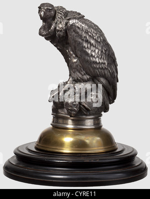 Hermann Göring - Wolfram von Richthofen,EINE Präsentationstasse ein versilberter Jagdtasse mit Guillierresten.EIN Geier auf einem Felsen, der einen Hasen in seinen Schäfchen ergattet, Künstlersignatur 'W.Wolff f.35' auf einer Seite, umliegender Band mit eingravierter Widmung 'dem Reichsjägermeister und Jagdfreund Hermann Göring - Wolfram v. Richthofen - 1935 - Weidmanns Heil'(an den Reichsjägermeister und Jagdgefährten - Hermann Göring - Wolfram v. Richthofen - 1935 - Weidmannsheil).Höhe 20.5 cm.auf schwarzem Holzsockel.Wolfram von Richthofen(1895 - 1,Additional-Rights-Clearences-not available Stockfoto