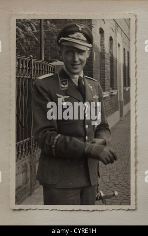 Auszeichnungen, Abzeichen und Fotos, eines Offiziers in schweren Jagdflugzeug / Zerstörer Flügel "Horst Wessel" Eisernen Kreuz 1. Und 2. Klasse von 1939. Fliegerabzeichen in Nichteisenmetall Ausgabe, geschwärzter Adler, versilberter Kranz, verrohrt (nie 7.07.01 a4). Luftwaffe Squadron Verschluss in Silber, NE-Metall-Ausgabe, versilbert (nie 7.07.22 e1). Luftwaffe Squadron Verschluss in Gold, NE-Metall-Ausgabe, vergoldet (nie 7.07.22 d1), Fall für Squadron Verschluss in Bronze, Bulgarien, Pilot's Abzeichen, Reverse Sofia Maker's Stempel sowie Tapferkeit Order, 3. Modell, 4. Klasse, 2. Klasse, verrohrt. 'Kreta' Hi,zusätzliche-Rechte-Clearences-nicht verfügbar Stockfoto