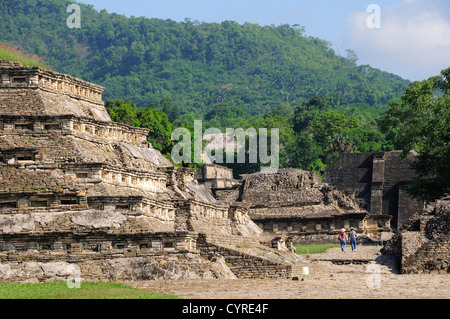 Mexiko, Veracruz, Papantla, Ausgrabungsstätte El Tajin Viejo, Blick auf Pyramiden und Touristen mit Hügel im Hintergrund. Stockfoto