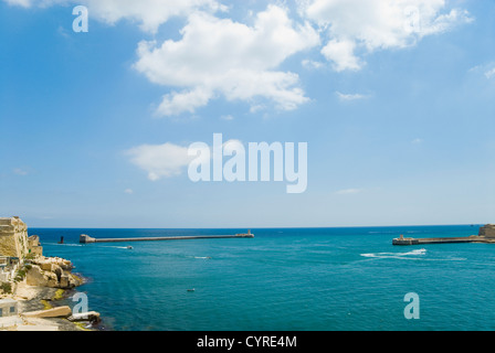 Zwei Leuchttürme im Meer, St. Elmo Lighthouse, Ricasoli Leuchtturm, Grand Harbour, Valletta, Malta Stockfoto