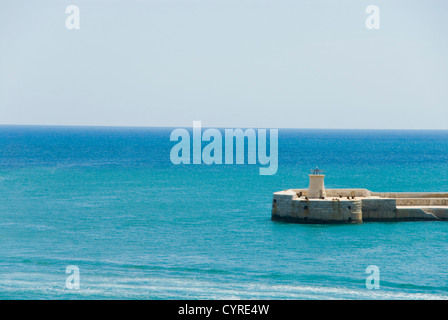 Leuchtturm im Meer, Ricasoli Leuchtturm, Grand Harbour, Valletta, Malta Stockfoto