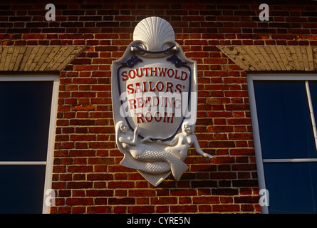 Ein Detail der reich verzierten Schild hängen außerhalb der Matrose Lesesaal am East Cliff in Southwold, Suffolk. Stockfoto