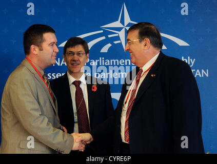 Präsident der NATO parlamentarische Versammlung Karl Lamers (rechts) schüttelt seine Hand mit dem Leiter der Tschechischen Delegation an die NATO parlamentarische Versammlung Jan Hamacek während einer Pressekonferenz auf der Jahrestagung der Parlamentarischen Versammlung der NATO in Prag, Tschechische Republik, 9. November 2012. Parlamentarische Versammlung der NATO David Hobbs sieht man im Zentrum. (Foto/Michal Kamaryt CTK) Stockfoto