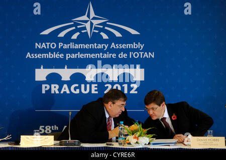 Präsident der NATO parlamentarische Versammlung Karl Lamers (links) spricht mit dem Generalsekretär der Parlamentarischen Versammlung der NATO David Hobbs während einer Pressekonferenz auf der Jahrestagung der Parlamentarischen Versammlung der NATO in Prag, Tschechische Republik, 9. November 2012. (Foto/Michal Kamaryt CTK) Stockfoto