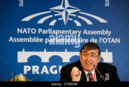 Präsident der NATO parlamentarische Versammlung Karl Lamers (im Bild) spricht im Rahmen einer Pressekonferenz auf der Jahrestagung der Parlamentarischen Versammlung der NATO in Prag, Tschechische Republik, 9. November 2012. (Foto/Michal Kamaryt CTK) Stockfoto