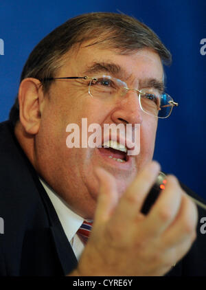 Präsident der NATO parlamentarische Versammlung Karl Lamers (im Bild) spricht im Rahmen einer Pressekonferenz auf der Jahrestagung der Parlamentarischen Versammlung der NATO in Prag, Tschechische Republik, 9. November 2012. (Foto/Michal Kamaryt CTK) Stockfoto