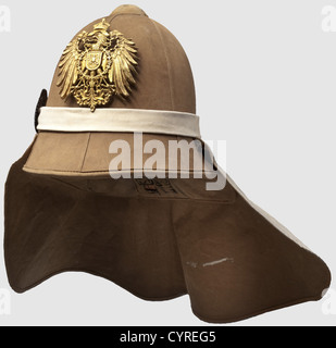 Ein Modell 1900 pith Helm für Männer, der 1. Ostasiatische Infanterie Regiment Helmkörper aus Kork, mit Baumwollbohrer bedeckt. Segmentierter Klapphalsschutz, mit weißem Band (Infanterie anzeigend) gewickelt, der eine imperiale Kakade trägt (teilweise neu gestrichen). Auf der Vorderseite befestigte Kaiseradlerplatte mit zwei Drahthaken. Gefüttert mit etwas verblichenen grünen Baumwollbohrer, Lederschweißband, Herstellermarke der Firma Bortfeld, Versorgungsraummarken des 1. Ostasiatischen Infanterie-Regiments, I. Batallion('1.O.J.R.I.B. 1905') und Größenbezeichnung 54 1/2,Additional-Rights-Clearences-not available Stockfoto