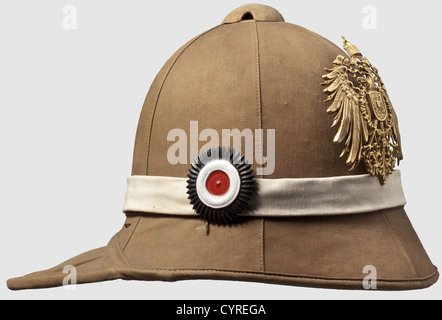 Ein Modell 1900 pith Helm für Männer, der 1. Ostasiatische Infanterie Regiment Helmkörper aus Kork, mit Baumwollbohrer bedeckt. Segmentierter Klapphalsschutz, mit weißem Band (Infanterie anzeigend) gewickelt, der eine imperiale Kakade trägt (teilweise neu gestrichen). Auf der Vorderseite befestigte Kaiseradlerplatte mit zwei Drahthaken. Gefüttert mit etwas verblichenen grünen Baumwollbohrer, Lederschweißband, Herstellermarke der Firma Bortfeld, Versorgungsraummarken des 1. Ostasiatischen Infanterie-Regiments, I. Batallion('1.O.J.R.I.B. 1905') und Größenbezeichnung 54 1/2,Additional-Rights-Clearences-not available Stockfoto