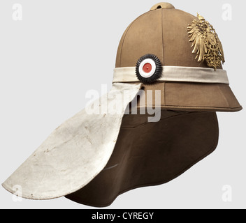 Ein Modell 1900 pith Helm für Männer, der 1. Ostasiatische Infanterie Regiment Helmkörper aus Kork, mit Baumwollbohrer bedeckt. Segmentierter Klapphalsschutz, mit weißem Band (Infanterie anzeigend) gewickelt, der eine imperiale Kakade trägt (teilweise neu gestrichen). Auf der Vorderseite befestigte Kaiseradlerplatte mit zwei Drahthaken. Gefüttert mit etwas verblichenen grünen Baumwollbohrer, Lederschweißband, Herstellermarke der Firma Bortfeld, Versorgungsraummarken des 1. Ostasiatischen Infanterie-Regiments, I. Batallion('1.O.J.R.I.B. 1905') und Größenbezeichnung 54 1/2,Additional-Rights-Clearences-not available Stockfoto