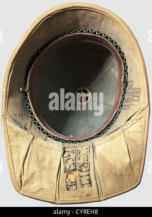 Ein Modell 1900 pith Helm für Männer, der 1. Ostasiatische Infanterie Regiment Helmkörper aus Kork, mit Baumwollbohrer bedeckt. Segmentierter Klapphalsschutz, mit weißem Band (Infanterie anzeigend) gewickelt, der eine imperiale Kakade trägt (teilweise neu gestrichen). Auf der Vorderseite befestigte Kaiseradlerplatte mit zwei Drahthaken. Gefüttert mit etwas verblichenen grünen Baumwollbohrer, Lederschweißband, Herstellermarke der Firma Bortfeld, Versorgungsraummarken des 1. Ostasiatischen Infanterie-Regiments, I. Batallion('1.O.J.R.I.B. 1905') und Größenbezeichnung 54 1/2,Additional-Rights-Clearences-not available Stockfoto