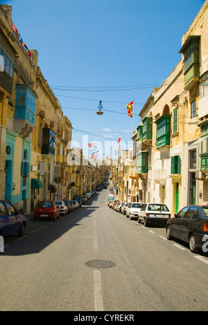 Gebäude entlang einer Straße, Valletta, Malta Stockfoto