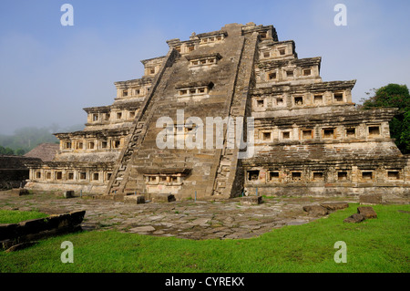 Mexiko, Veracruz, Papantla, Ausgrabungsstätte El Tajin, Pyramide der Nischen, Pyramide de Los Nichos. Stockfoto