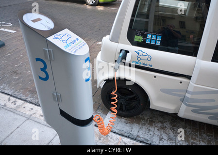 Elektro-Auto aufladen der Punkt in Nizza, Frankreich Stockfoto