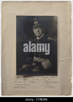 GroßAdmiral Erich Raeder (zwischen 1876 und 1960), EIN Präsentationsfoto für den U-Boot-Kapitänleutnant Siegfried Strelow EIN großes Porträtfoto von Raeder mit Schlagstock seines Großmeisters unten links mit der Aufschrift 'Sandau Berlin'. 23 x 16 cm. Raeders persönliche Widmung auf dem leicht beschädigten Reittier 'Dem Kapitänleutnant Siegfried Strelow in Dankbarer-Anerkennungen einer hervorragenden Leistungen im Großdeutschen Freiheitskampf - 28.X.Leder-Raeder'. (An Kapitänleutnant Siegfried Strelow in Dankbarer Anerkennung für Sein Herausragendes Erreichen, Stockfoto