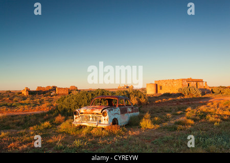 Verlassenes Auto in der Nähe der Ruine der Polizei in der Geisterstadt Farina auf der Old Ghan Railway Line, Oodnadatta Track im Outback Südaustralien Stockfoto