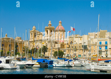 Boote mit einer Kirche im Hintergrund, Kirche San Lawrenz, Grand Harbour, Birgu, Malta Stockfoto