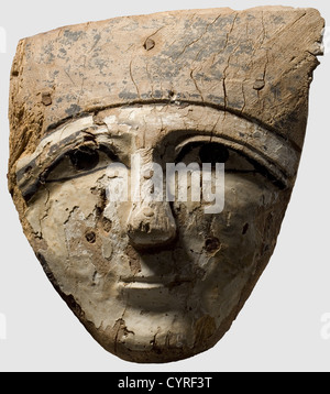 Eine Sarkophagus Maske, Ägypten, späte Periode, 6. - 4. Jahrhundert B.C. Zedernholz in Farbe gemalt. Große, beeindruckende Totenmaske aus dem Deckel eines anthropomorphen Holzsarkophags. Gesichtszüge und Kopfbedeckung aus einem einzigen Stück Zeder geschnitzt, separate Nase auf mit Pins gesetzt. Die ursprüngliche Farbe Farbe Farbe auf einem Kreide Hintergrund an Orten beibehalten, Fleisch in hellem Ocker gemalt, Augen und Augenbrauen in schwarz. Geglättet mit mehreren Pinholes. Abmessungen: 31.5 x 29 cm. Herkunft: Deutsche Privatsammlung. 1960er,historisch,historisch,20. Jahrhundert,Antike Welt,Ancie,zusätzliche-Rechte-Clearences-nicht verfügbar Stockfoto