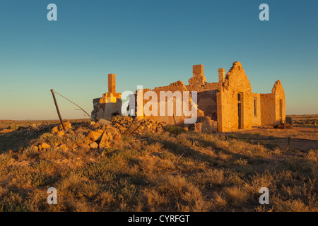 Ruinen der Transcontinental Hotel in Farina auf der Old Ghan Railway Line auf dem Oodnadatta Track im Outback Südaustralien Stockfoto