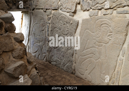 Mexiko, Oaxaca, Monte Alban archäologische Stätte, Los Danzantes Galerie Relief geschnitzt Stein blockiert abbildenden Tänzer. Stockfoto