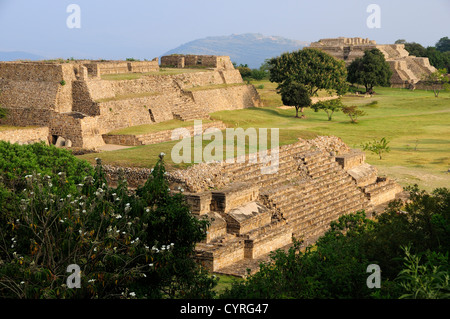 Mexiko, Oaxaca, Monte Alban archäologische Stätte, Ruinen von Monticulo und Sistema IV Gebäuden. Stockfoto