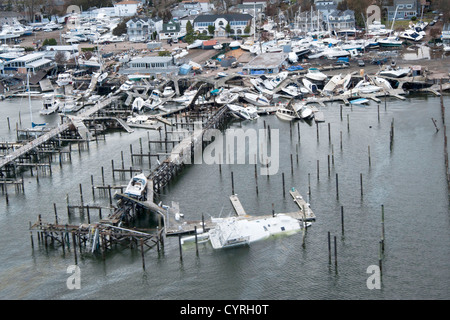 Zerstörte Boote sind vom Hurricane Sandy am Ufer 3. November 2012 in Great Kills Harbor, New York verstreut. Stockfoto