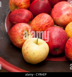 Auswahl von frischen Äpfeln in einer Obstschale Stockfoto