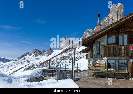 Italien, Dolomiten, Veneto, der Giau Pass retreat mit Averau Peack im Hintergrund Stockfoto