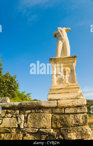 Niedrigen Winkel Blick auf eine kopflose Statue, Odeon von Agrippa, der antiken Agora, Athen, Griechenland Stockfoto