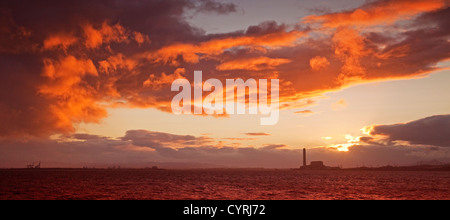 Sonnenuntergang über Longannet Kraftwerk auf dem Fluss Forth Stockfoto