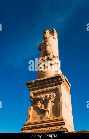 Niedrigen Winkel Ansicht einer Statue, Odeon von Agrippa, der antiken Agora, Athen, Griechenland Stockfoto