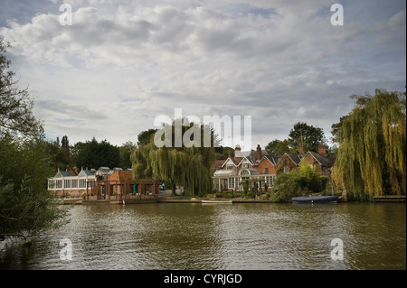 Große, teure Immobilien am Ufer der Themse in der Nähe von South Stoke, Oxfordshire, Vereinigtes Königreich Stockfoto