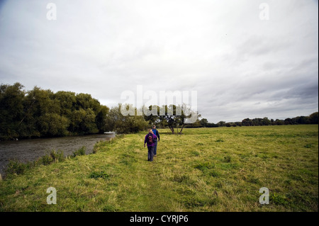 Wanderer auf der Ridgeway National Trail auf der Themse in der Nähe von South Stoke, Oxfordshire, Vereinigtes Königreich Stockfoto