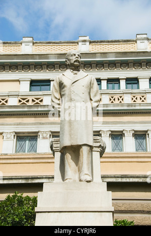 Niedrigen Winkel Ansicht einer Statue, Charilaos Trikoupis, alte Parlament, Athen, Griechenland Stockfoto