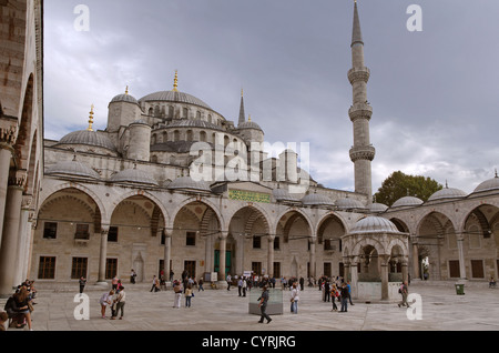 Innenhof von der blauen Moschee, Sultanahmet, Istanbul, Türkei Stockfoto