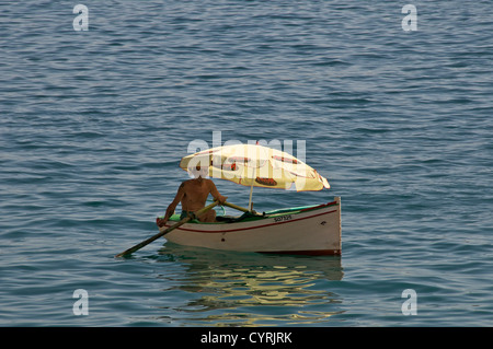 Mann unter Dach im Ruderboot Valletta Malta Stockfoto