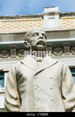 Niedrigen Winkel Ansicht einer Statue, Charilaos Trikoupis, alte Parlament, Athen, Griechenland Stockfoto