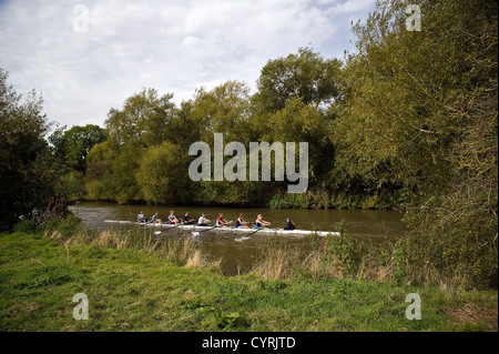 Weibliche Mitglieder der einen Ruderclub, Rudern auf der Themse in der Nähe von South Stoke, Oxfordshire, Vereinigtes Königreich Stockfoto