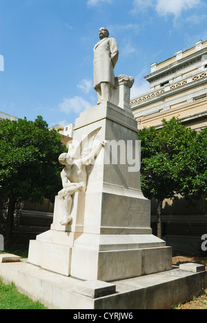 Niedrigen Winkel Ansicht einer Statue, Charilaos Trikoupis, alte Parlament, Athen, Griechenland Stockfoto