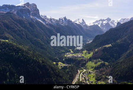 Italien, Dolomiten, Veneto, Panoramablick auf das Tal von Colle Santa Lucia Stockfoto