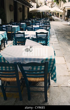 Tische und Stühle in einem Straßencafé, Athen, Griechenland Stockfoto