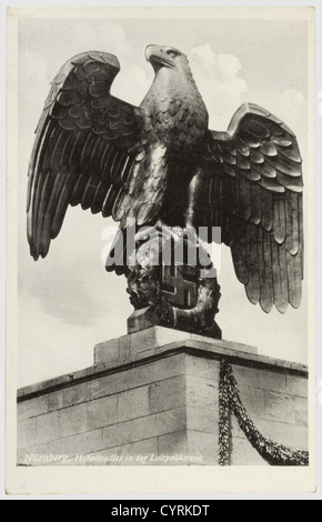 Professor Kurt Schmid-Ehmen(1901 - 1968),EIN Modell des Adlers in der Luitpold Arena auf dem Parteigelände der Nazis in Nürnberg Bronze mit dunkler Patina.detailreiche Miniaturskulptur.Höhe 26 cm.Marmorsockel.Gesamthöhe 33.5 cm.Schmid-Ehmen fertigte nur eines dieser kleinen Modelle des ursprünglichen sieben Meter hohen Adlers vor 1945 an.Es wurde in Auftrag gegeben Von der Stadt Nürnberg als Geschenk an Reichsminister Hans Kerrl.nach dem Krieg machte er etwa eine Handvoll dieser Modelladler.Prof.Kurt Schmid-Ehmen,der 'Adler-Maker',gilt als historisch,historisch,Zusatzrechte-Clearences-nicht verfügbar Stockfoto