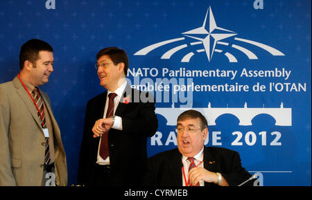 Präsident der NATO parlamentarische Versammlung Karl Lamers (rechts), Leiter der Tschechischen Delegation bei der Parlamentarischen Versammlung der NATO Jan Hamacek (links) und der Parlamentarischen Versammlung der NATO David Hobb gelten im Rahmen einer Pressekonferenz auf der Jahrestagung der Parlamentarischen Versammlung der NATO in Prag, Tschechische Republik, 9. November 2012. (Foto/Michal Kamaryt CTK) Stockfoto