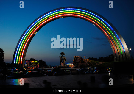 Ukraine. Kiew. Die Freundschaft Arch wurde errichtet im Jahre 1982 vom Bildhauer A. Skoblikov und Architekt I. Iwanow. Stockfoto