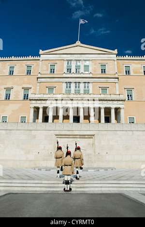 Königliche Garde beim Denkmal, Grabmal des unbekannten Soldaten, Syntagma-Platz, Athen, Griechenland Stockfoto