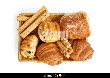 Brötchen mit Rosinen, Brot-Sticks, Croissants, Blätterteig Brötchen mit Korn in einem Weidenkorb isoliert auf weißem Hintergrund Stockfoto