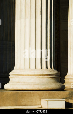 Carven auf eine Spalte, Akademie von Athen, Athen, Griechenland Stockfoto