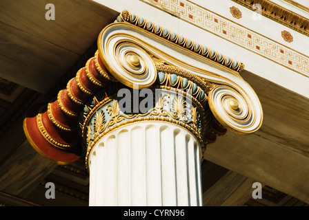 Carven auf eine Spalte, Akademie von Athen, Athen, Griechenland Stockfoto